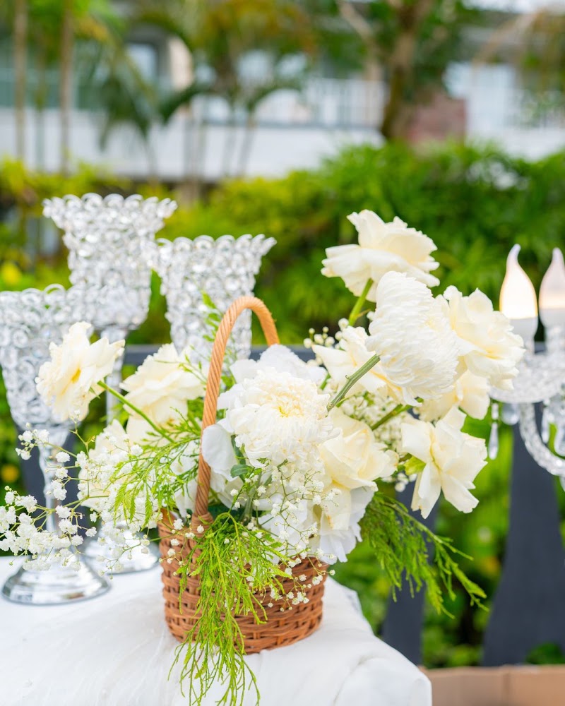 White floral arrangement for Ivan and Monica's celebration