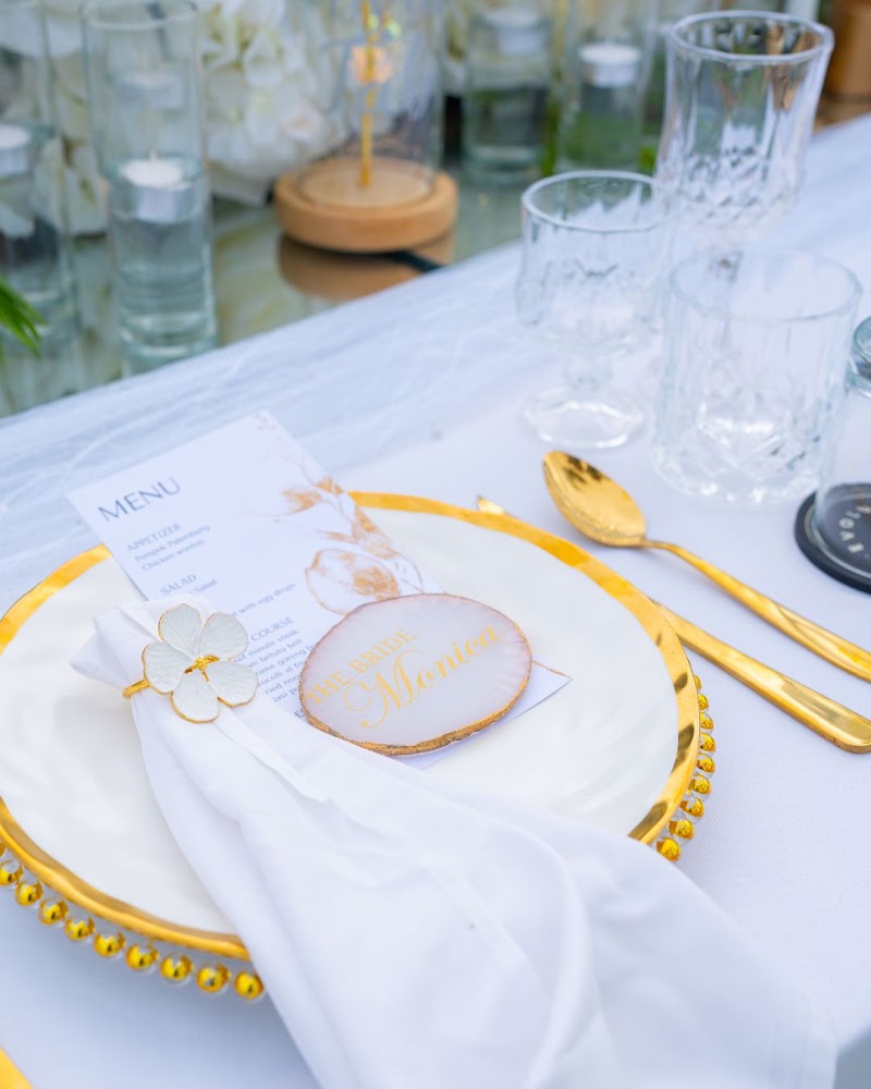 White and gold place setting for Ivan and Monica's celebration