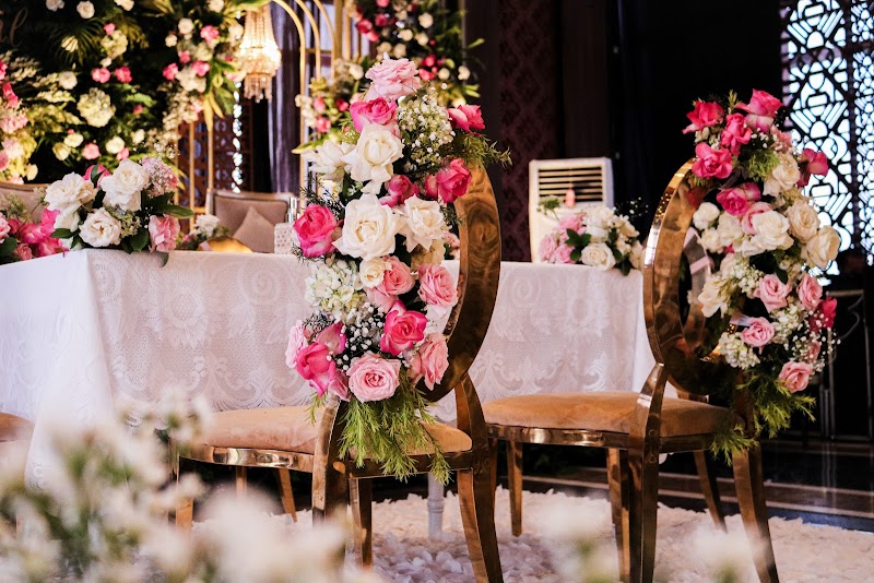 Pink floral arrangement at Jasmine and Ismael's ceremony table