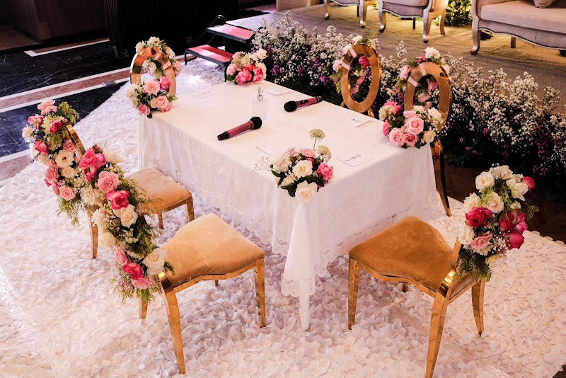 Pink floral reception table for Jasmine and Ismael