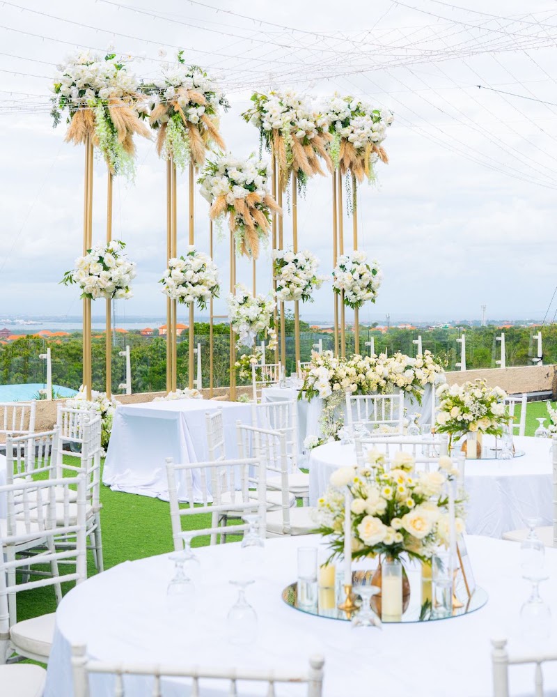 White floral reception setting for Ivan and Monica
