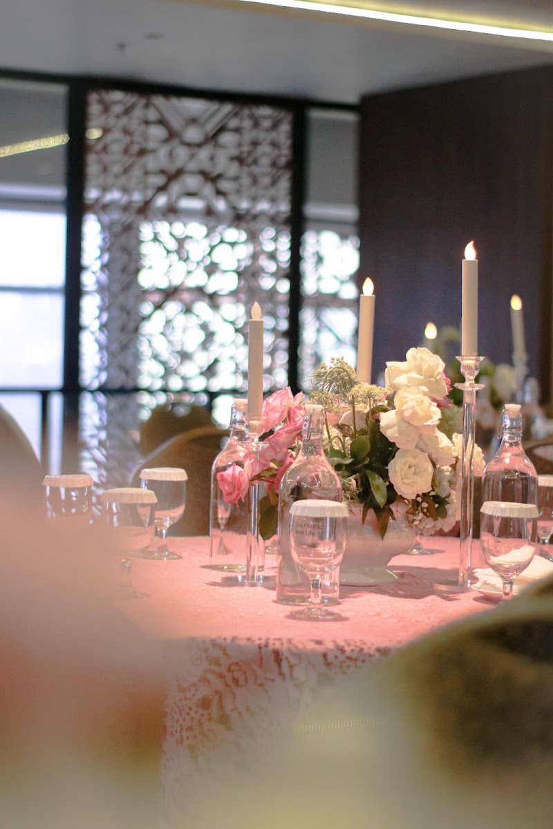 Candlelit reception table for Jasmine and Ismael