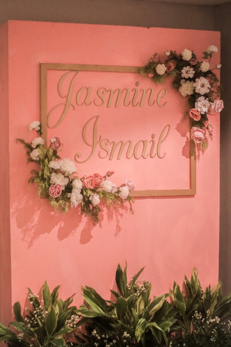 Floral welcome installation for Jasmine and Ismael